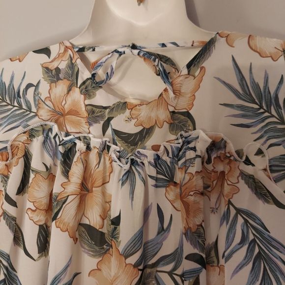 Short-Sleeve Cold Shoulder Floral Top - Picture 8 of 11